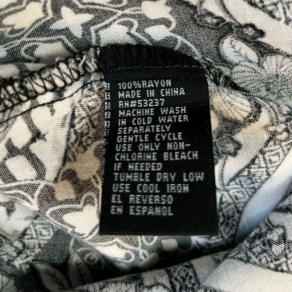 Unique Spectrum Women’s XL Geometric Patterned Blouse - Picture 11 of 11